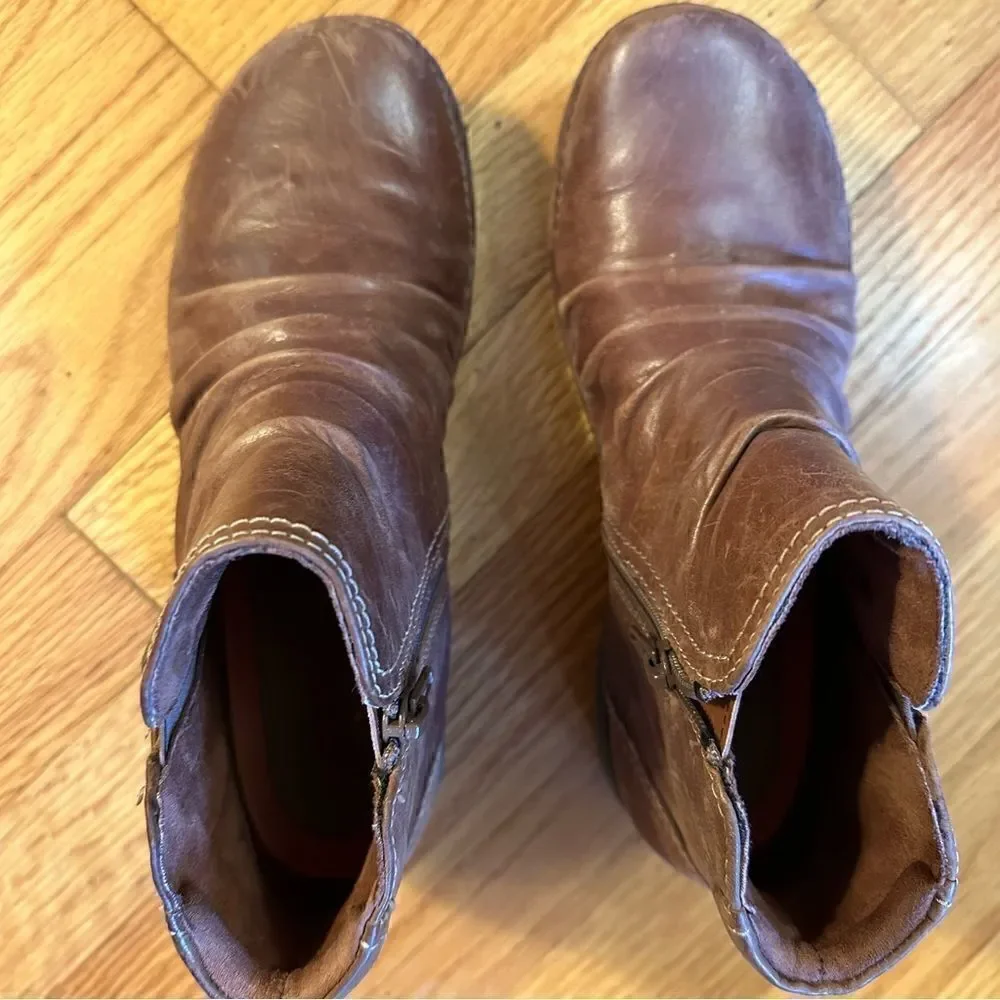 ✨ Clark’s brown leather slip on bootie, side zipper sz 8.